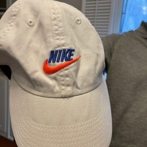 LOOKING TO BUY- white heritage86 Nike swoosh hat